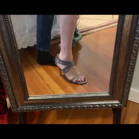 Heeled Nine West sandals in shimmery grey. - Picture 4 of 8